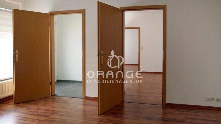 aus der Küche : links - Eingang | rechts - 2 Zimmer