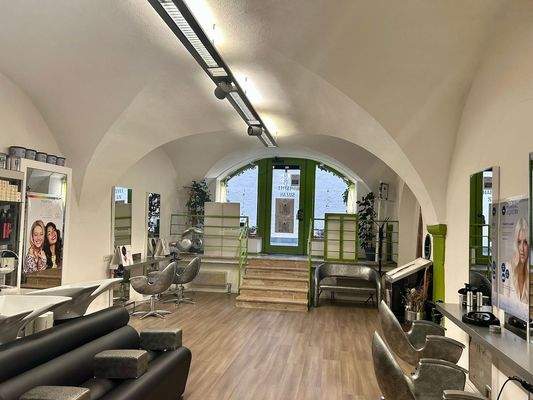 Gewerbeimmobilie-in-bozen-zu-kaufen_immobilien-in-bozen-kaufen_friseursalon-kaufen_friseursalon-kaufen-in-bozen-Immobilien-südtirol_immobilien-in-südtirol_wohnung-in-bozen-kaufen_wohnung-kaufen-in-südtirol_wohnung-kaufen-für-wenig-geld_günstge-gewerbeimmo