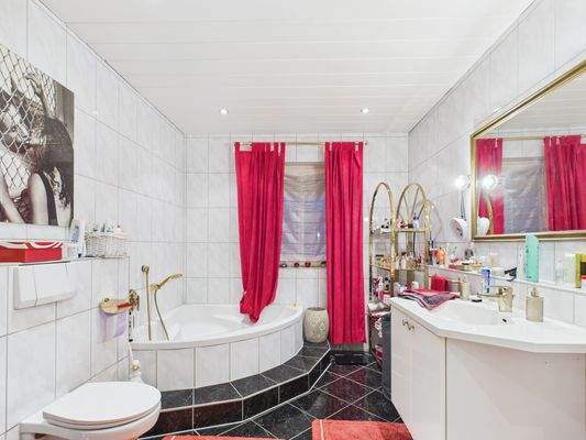 Tageslichtbad mit Eckbadewanne, Dusche & Bidet - EG