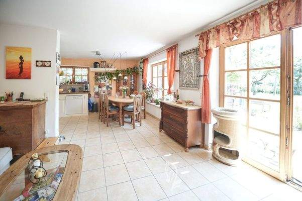 Wohn,- Esszimmer mit offenem Küchenbereich