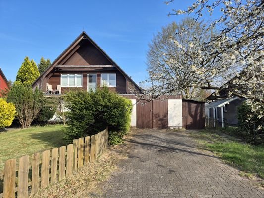 Außenansicht mit Garage