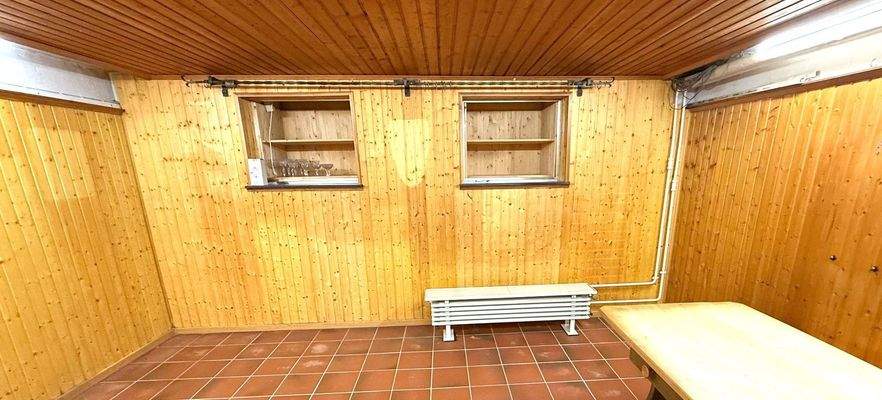 Holzgetäfelter Kellerraum