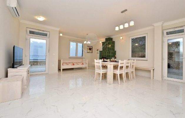 Heller offener Wohnbereich