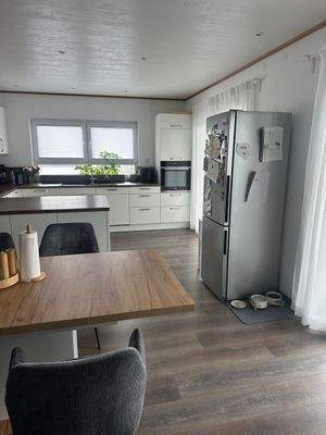 Moderne Küche mit Essbereich