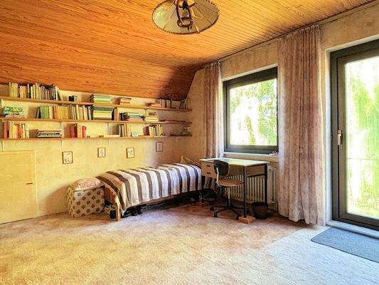 großes Schlafzimmer im Dachgeschoss