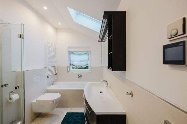 Vollbad mit bodengleicher, beheizter Dusche