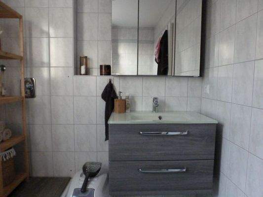 Waschbecken mit Unterschrank und Spiegelschrank