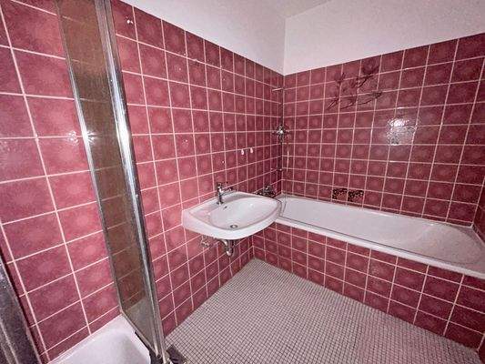 Bad mit Wanne u. Dusche