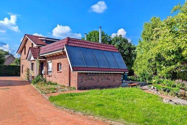 Blick auf das Haus von der Doppelgarage