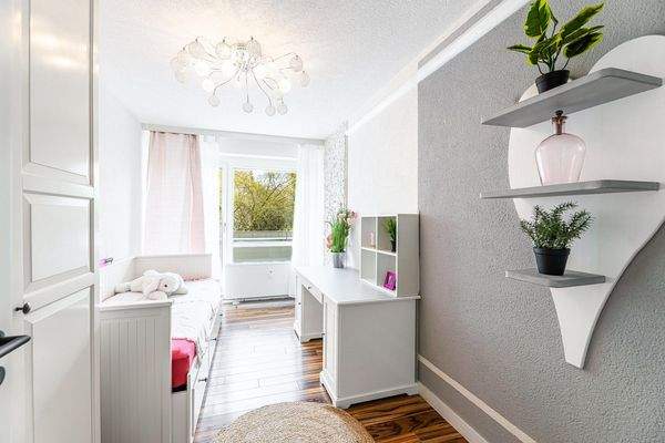 Helles Kinderzimmer mit Balkon