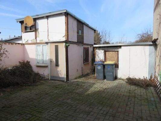 Hoffläche mit Nebengebäude