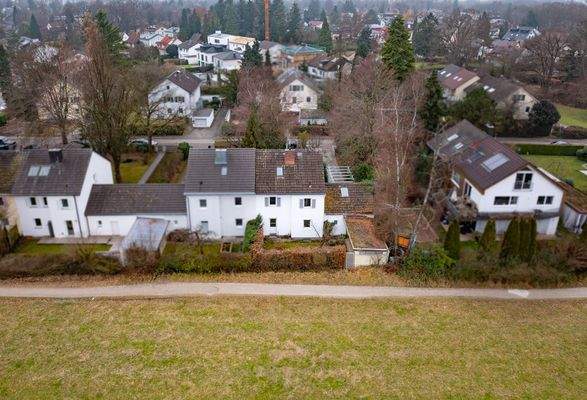 Familienidyll in Bogenhausen: Doppelhaushälfte mit sonnigem Westgarten & Grünblick