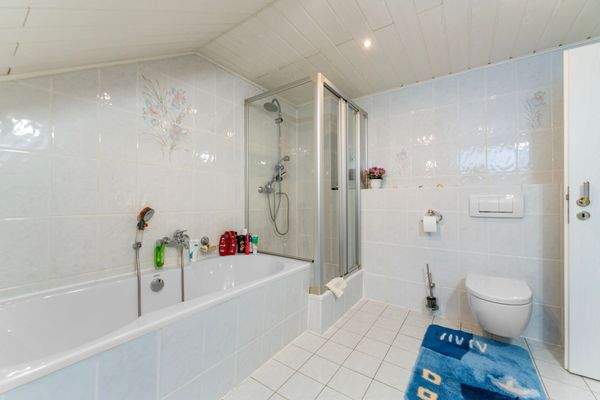 Bad mit Wanne und Dusche