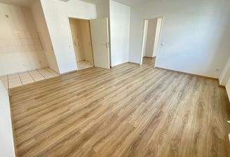 Wohnzimmer mit offener Küche