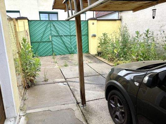 Innenhof mit Carport