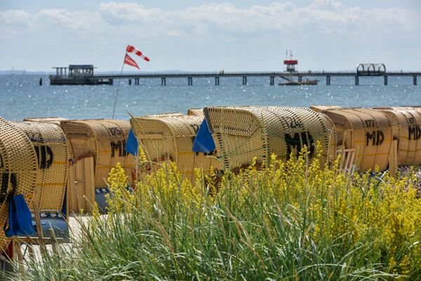 Strandkörbe mit Meeresglitzern