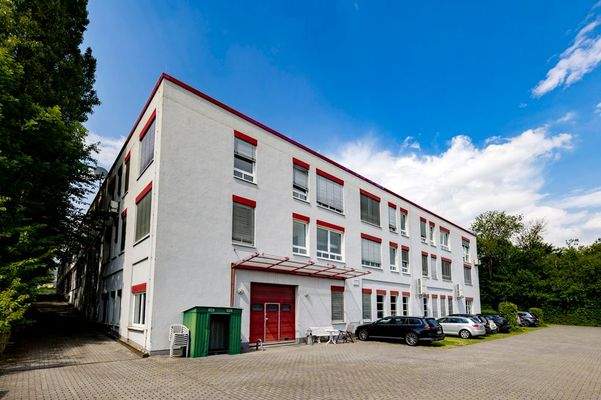 Parkfläche hinterm Gebäude