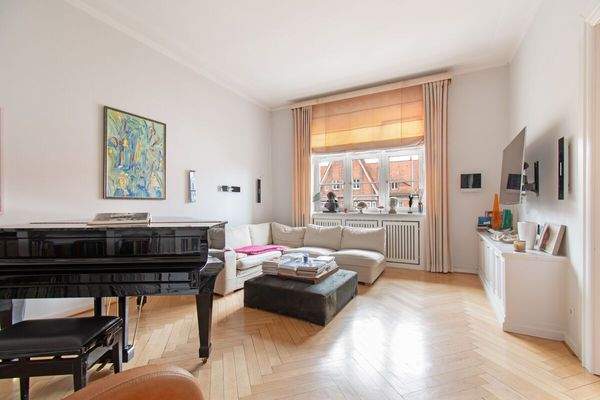 Heller Wohnbereich mit hochwertigem Parkettboden