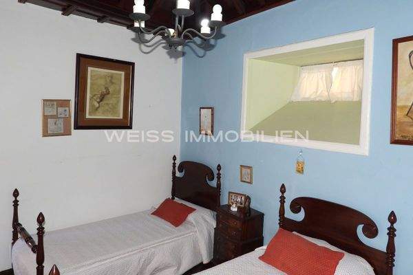 Stilvolles Schlafzimmer, auch mit hoher Balkendecke