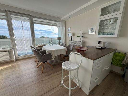 Esstisch vor dem Fenster