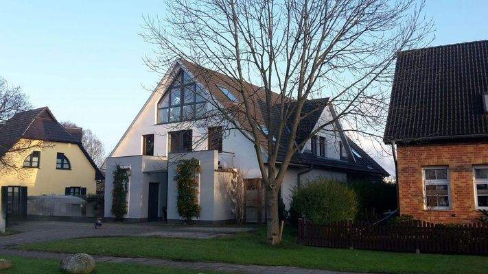 Straßenansicht mit Stellplatz