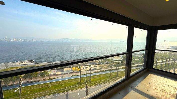 Spacious Apartment with Sea View in İzmir Karşıyaka Bostanlı