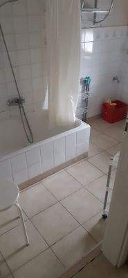 Tageslichtbad mit Wanne