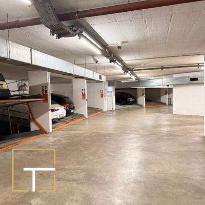 Parkhaus mit Stellplätzen