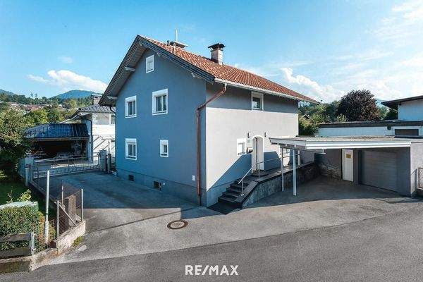 Aussenansicht - Parkplätze & Garage