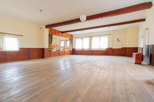 Großer Saal mit Bühne, für kreative Präsentationen, Live-Auftritte und festliche Anlässe