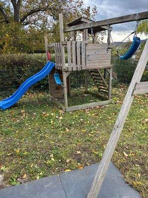 Holzspielplatz mit Rutsche