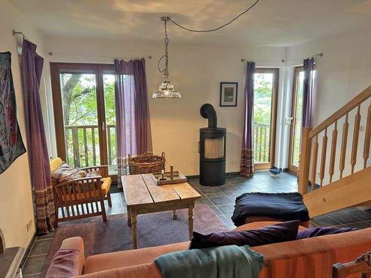 Wohnbereich mit vielen bodentiefen Fenstern