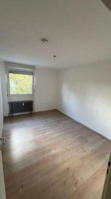 Schlafzimmer Nr. 1 mit Fenster und Heizung