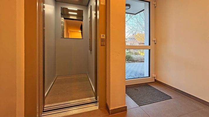 Fahrstuhl (Eingangsbereich)