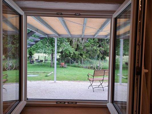 Blick vom Schlafzimmer in den Garten