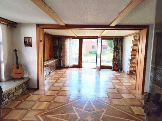 BLICK IN DEN ESS UND WOHNBEREICH