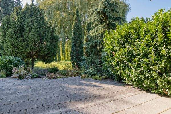 Terrasse mit Blick auf den Garten