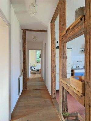 Holzbalken und Parkettböden