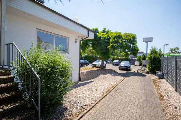 Weg zum Haupteingang 