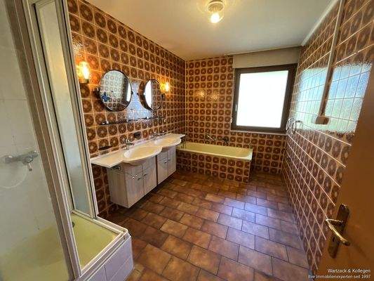 Badezimmer im Erdgeschoss mit Badewanne und...