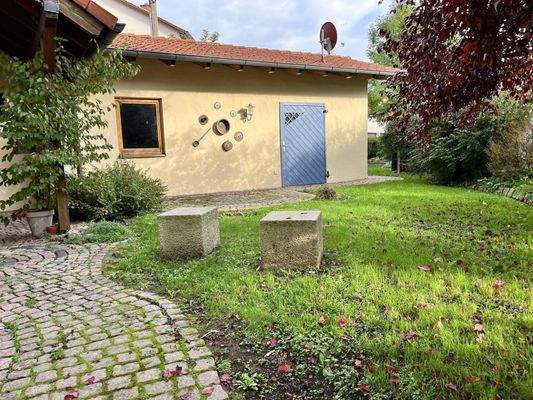 Garage mit Grünfläche