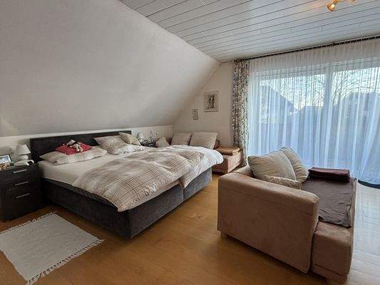 Schlafzimmer mit Balkonzugang