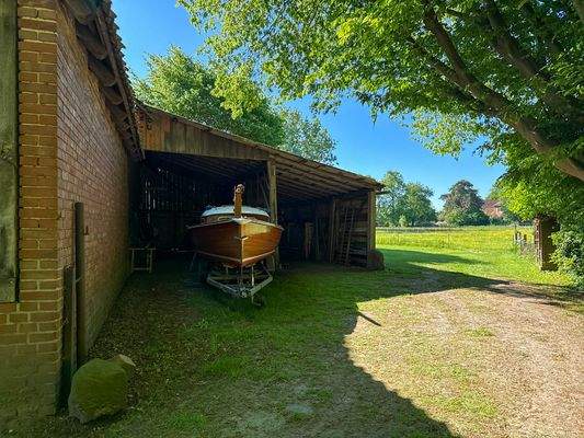 Schuppen und Pferdewiese