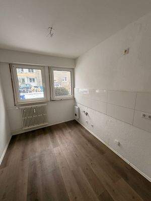 Leere Küche mit Holzboden