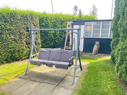 Schuppen hinter der Laube