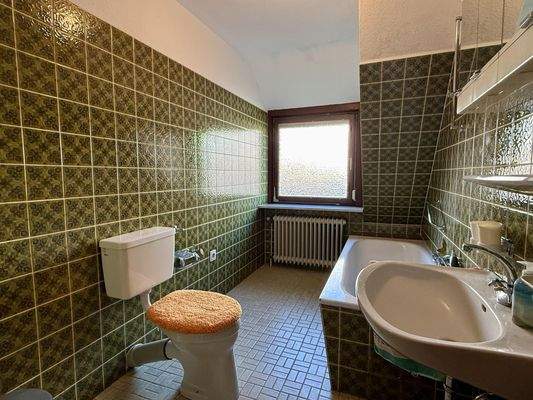 Badezimmer mit Badewanne DG