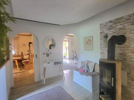 Flur mit Sicht in Küche und Wohnzimmer.jpg