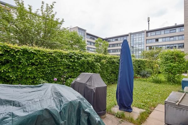 Süd-West Terrasse mit Gartenfläche