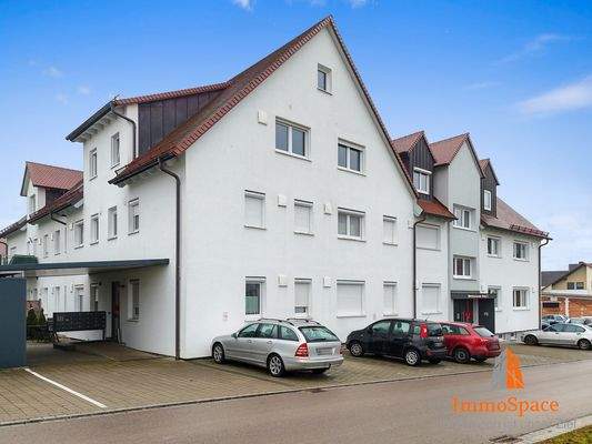 Blick auf die Wohnanlage und die Stellplätze