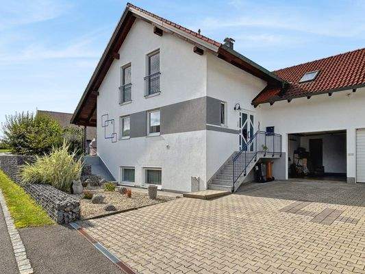 Ostansicht mit Garage